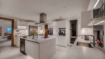 Réfrigérateur, four, plaque de cuisson, lave-vaisselle