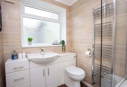 3BR Retreat | High Barnes | Wifi
