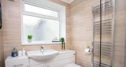 3BR Retreat | High Barnes | Wifi