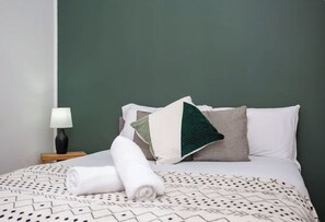 3 slaapkamers, een strijkplank/strijkijzer, gratis wifi, beddengoed