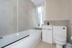 Sèche-cheveux, serviettes fournies