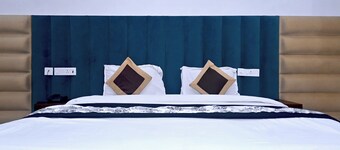 Hotel Golden By Admire Stay