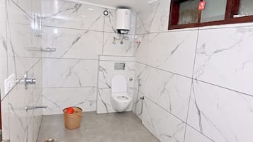 Deluxe Room | Bathroom