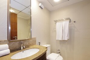 Secador de cabelo, toalhas de banho, sabonete, papel higiênico