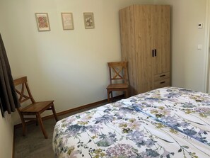 2 bedrooms, iron/ironing board, free WiFi, bed sheets