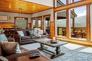 Smart TV, fireplace, video games, books - Luxury Gatlinburg Cabin – Panoramic Mountain Views, Hot Tub & Game Room (Gatlinburg)