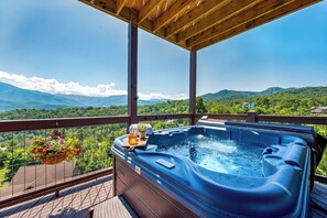 Outdoor spa tub - Luxury Gatlinburg Cabin – Panoramic Mountain Views, Hot Tub & Game Room (Gatlinburg)