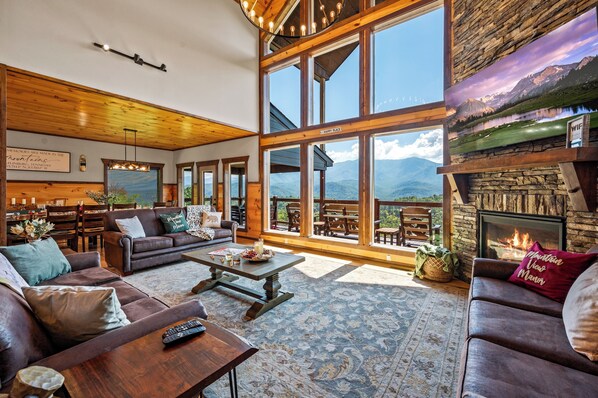 Smart TV, fireplace, video games - Luxury Gatlinburg Cabin – Panoramic Mountain Views, Hot Tub & Game Room (Gatlinburg)