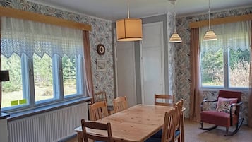 Dormitório compartilhado, 3 quartos | Sala de jantar