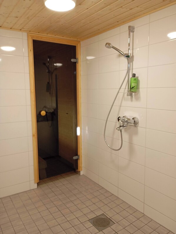 Shared Dormitory, 3 Bedrooms | Bathroom