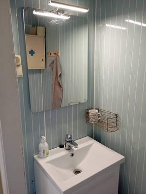 Shared Dormitory, 3 Bedrooms | Bathroom - Room-sydtorp Charming old House in the c (Kemiönsaari)