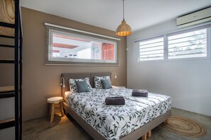 4 chambres, coffre-fort, bureau, fer et planche à repasser