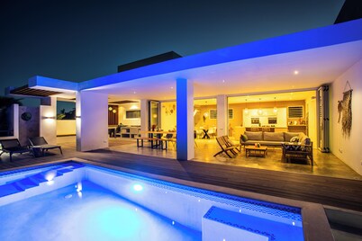 Luxury villa, with private pool and near the beaches. With a great view!