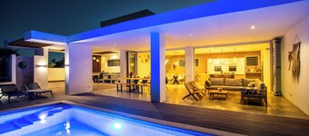 Luxury villa, with private pool and near the beaches. With a great view!