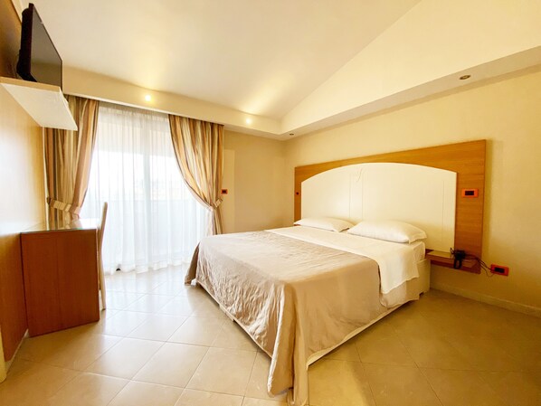 Deluxe Double or Twin Room | Desk, free WiFi