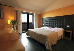 Comfort Quadruple Room | Desk, free WiFi - HOTEL BRIGANTI (Qualiano)