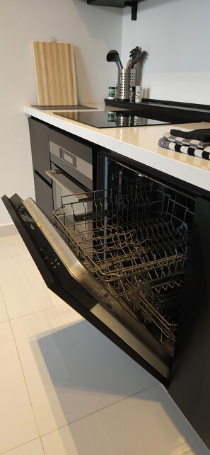 Deluxe Apartment, 2 Bedrooms, Patio, Garden View | Private kitchen