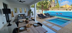 Deluxe-Apartment, 2 Schlafzimmer, Terrasse, Gartenblick | Eigener Pool