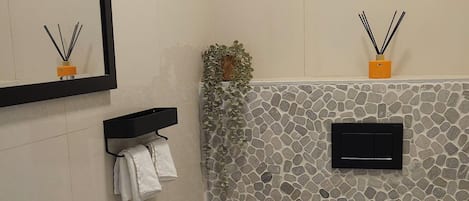 Deluxe-Apartment, 2 Schlafzimmer, Terrasse, Gartenblick | Toilettensitzerhöhung