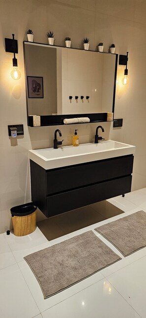 Deluxe Apartment, 2 Bedrooms, Patio, Garden View | Bathroom