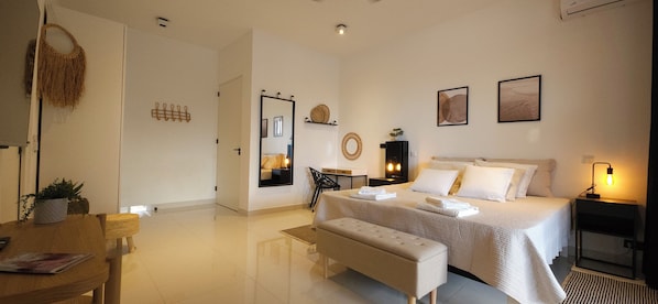 Appartement Deluxe, 2 chambres, patio, vue jardin | Coffres-forts dans les chambres, rideaux occultants