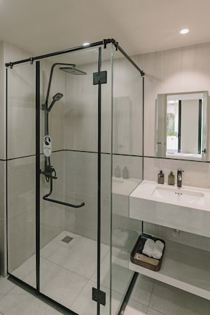 Chambre Double, salle de bains privée, vue cour intérieure | Salle de bain