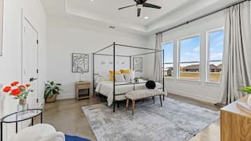 3 makuuhuonetta, työpöytä, silitysrauta/-lauta, vauvan matkasänky