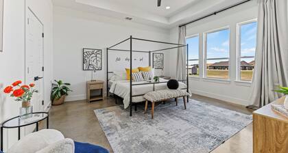 Charming Farmhouse Retreat / 3BD Country Home