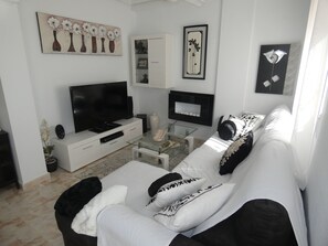 Smart-tv, dvd-spelare, böcker och en stereo