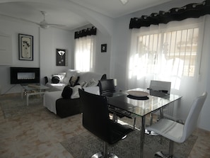 Smart-tv, dvd-spelare, böcker och en stereo