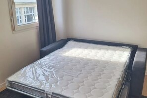 Iron/ironing board, WiFi, bed sheets