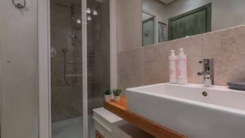 Dusche, Haartrockner, Bidet, Handtücher