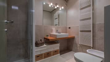 Dusche, Haartrockner, Bidet, Handtücher