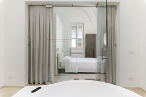 2 عدّة غرف نوم وخزنة داخل الغرفة وواي فاي مجانًا وملاءات أسرّة