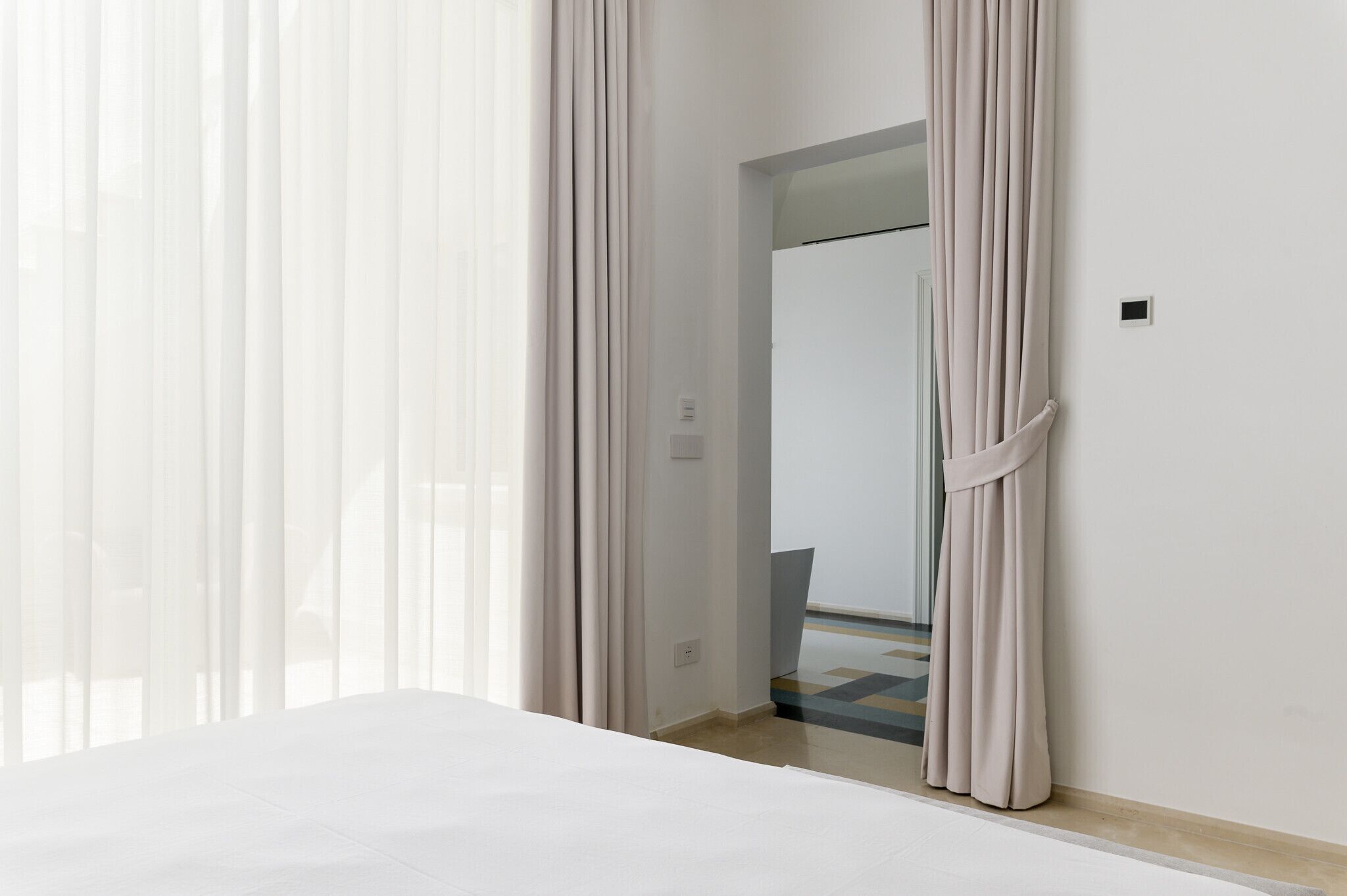 Cofres nos quartos, Wi-Fi de cortesia, roupa de cama