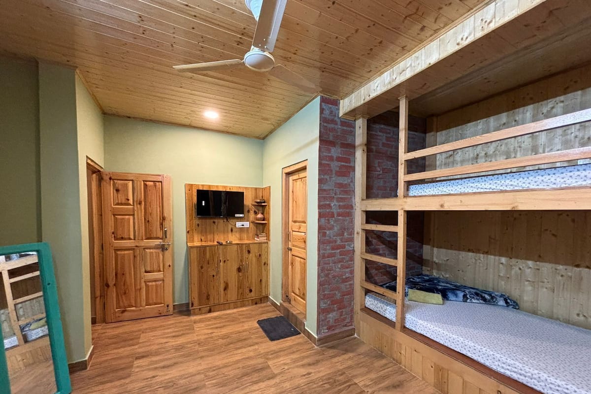 Economy Double or Twin Room, Balcony, Mountain View | Wi-fi percuma