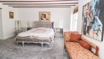 4 bedrooms, individually decorated, individually furnished, free WiFi