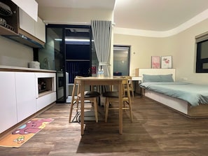 Estudio | Escritorio, wifi gratis, ropa de cama
