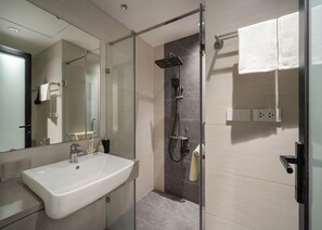 Apartament, 1 dormitori, balcó | Bany | Dutxa, capçal de dutxa d'hidromassatge i articles de tocador gratuïts 