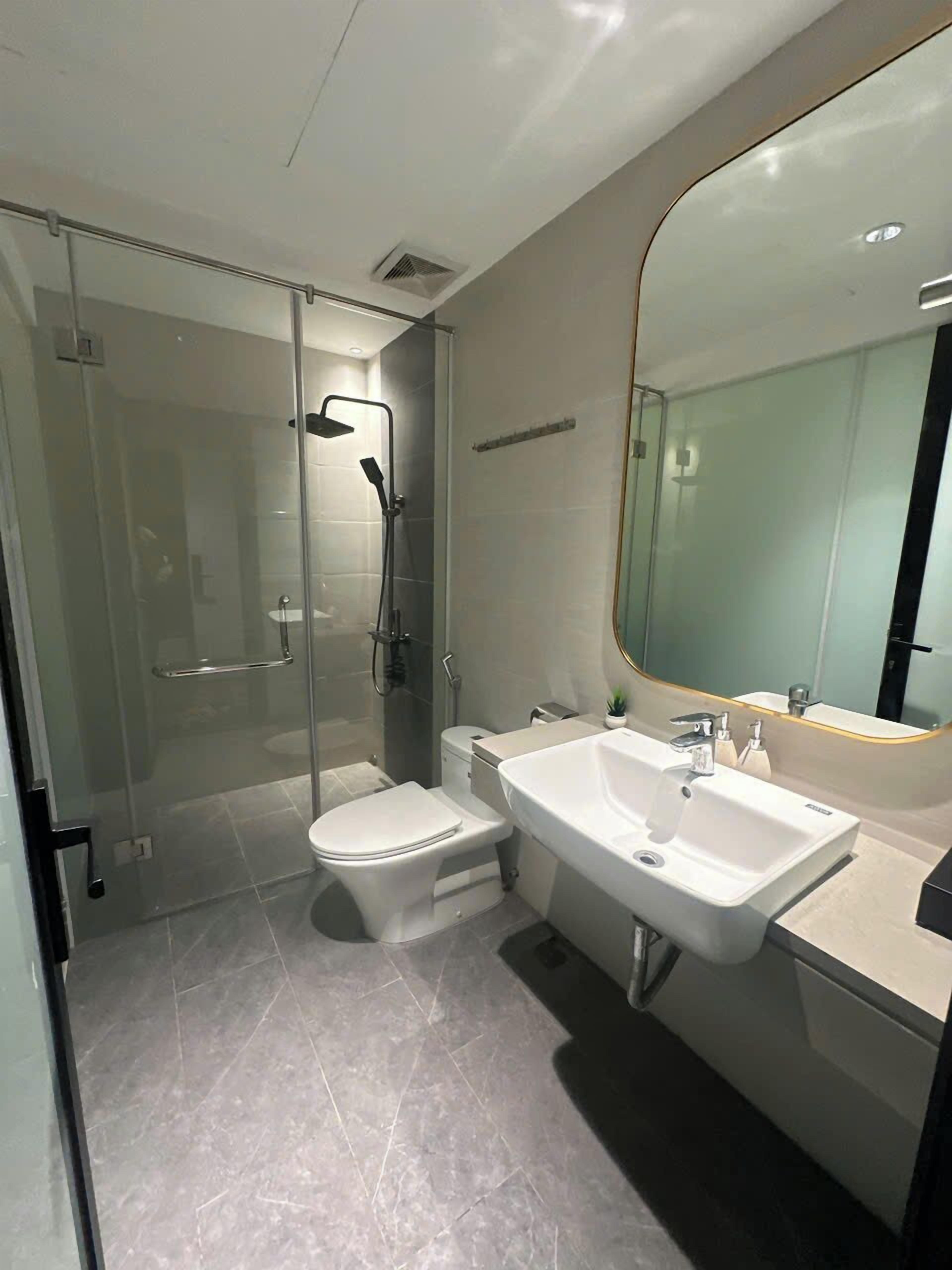 Panoramic Studio Suite, 1 Bedroom, Kitchen, City View | Bathroom | Slippers