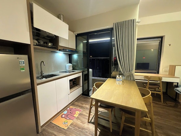 Estudio | Cocina privada | Frigorífico, microondas, placa de cocina y arrocera