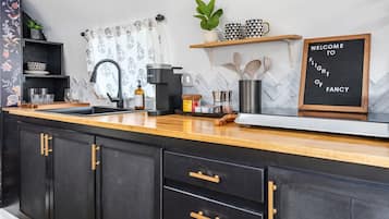 Een koelkast, een oven, een kookplaat, een koffiezetapparaat/waterkoker