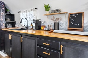 Fridge, oven, stovetop, coffee/tea maker