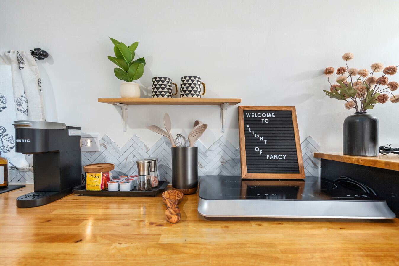Réfrigérateur, four, plaque de cuisson, cafetière/bouilloire