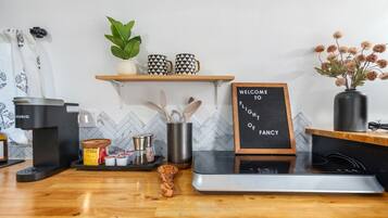 Frigorífic, forn, placa de cuina i cafetera i tetera