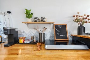 Réfrigérateur, four, plaque de cuisson, cafetière/bouilloire