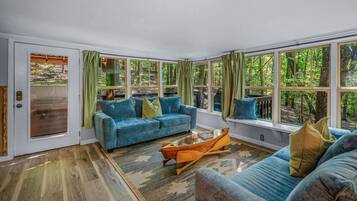 Televisión y chimenea