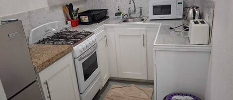 大型冰箱、微波爐、烤箱、爐台