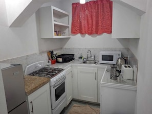Deluxe Studio Suite, Garden View | Private kitchen | Full-size fridge, microwave, oven, stovetop