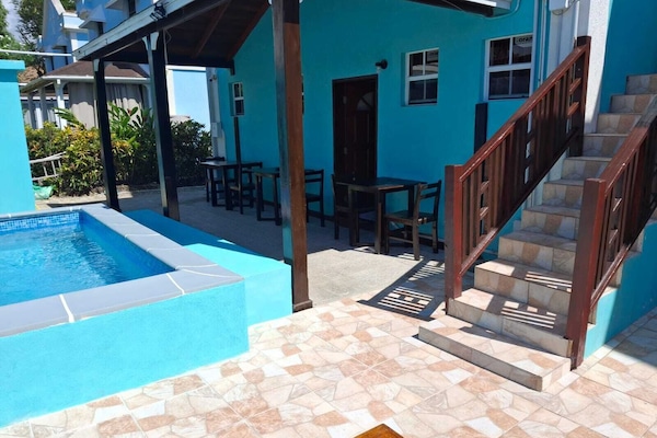 2 outdoor pools